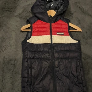 Jack & Jones väst - Andvänd ganska mycket men bra skick storlek 140 