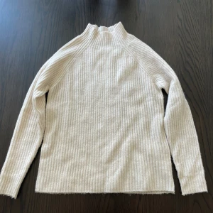 STICKAD TRÖJA - Använd 3-4grg Nyskick  Hög krage  Tajt passform i ärmar och hals