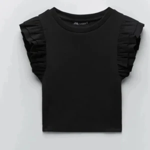 Zara volangtopp  - Volangtopp från Sara, jättebra skick storlek s💕💘 skriv om mer info