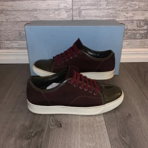 Lanvin cap toe skor - Säljer en kompis lanvins, han köpte de lite slitna på Plick och gjorde de fräschare, size 8 UK, skriv för mer frågor och bilder 😁