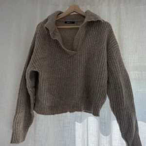 STICKAD TRÖJA - Ginatricot Storlek S  Beige / Brun  Använd 3-5grg  Nyskick