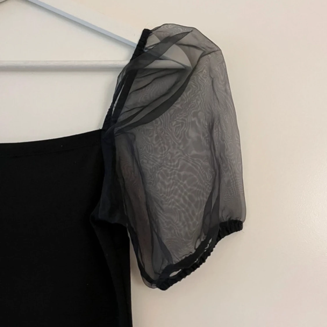 Kort klänning med puffiga ärmar  - 90