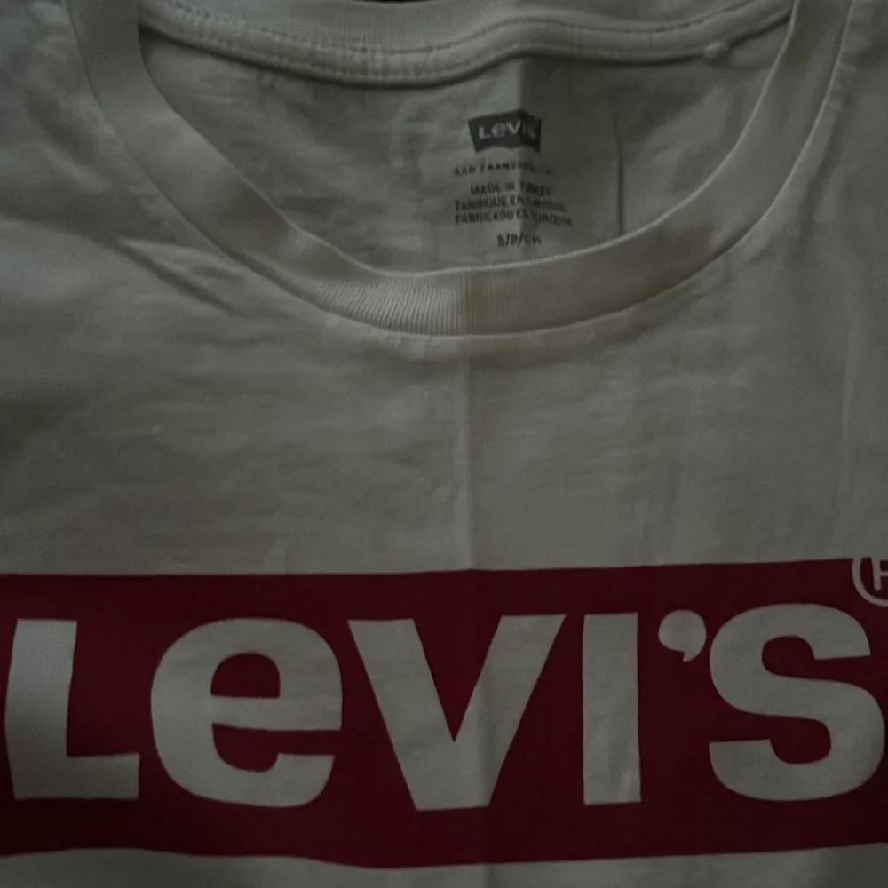 Levis tröja, pris kan diskuteras och en liten liten söm är lös💕. T-shirts.