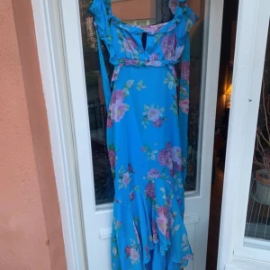 Blommig volang klänning - Jättevacker långklänning från okänt märke, i 00s prom stil. Öppen rygg! Så romantisk med volanger. 