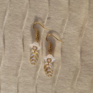 Cottagecore Flower Petal Earrings - Söta guldfärgade örhängen ☆●°○•☆ Kontakt med vatten bör undvikas.  Alla beställningar från oss kommer fint paketerade 🤍  @elleidesigns på insta och tiktok 🫶