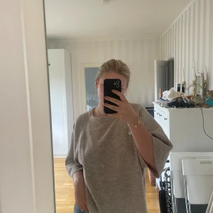 Stickad t-shirt  - Beige Stickad t-shirt från lager 157 använde fåtal gånger då jag har en Anna likadan mjuk inte stikig.