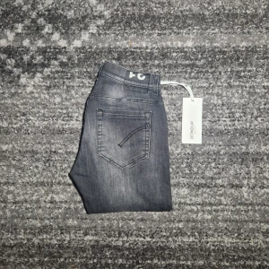 Dondup Jeans  - Tjena! Säljer ett par riktigt schyssta dondup jeans i modellen George. Skicket på jeansen är 9.5/10. Har du några frågor eller funderingar så hör av dig // IC_RESELL 