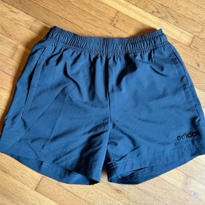 Adidas Shorts  - Gråa badshorts från Adidas i nyskick, passar som XS/S. 