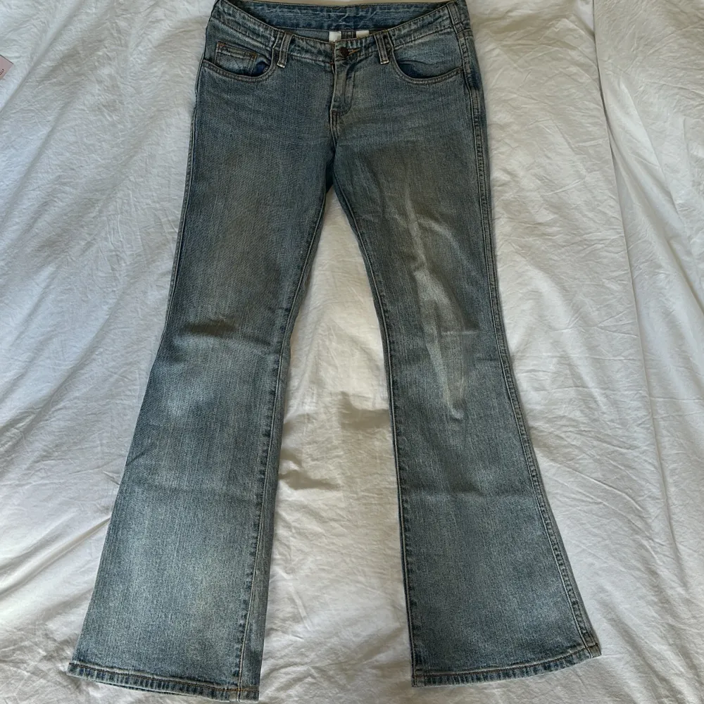 Se tredje bild för en reparation som är gjord hos en sömmerska (vid fickan) inget som syns när dem är på. Innerbenslängd: 80cm . Jeans & Byxor.