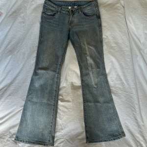 Brandy Melville jeans - Se tredje bild för en reparation som är gjord hos en sömmerska (vid fickan) inget som syns när dem är på. Innerbenslängd: 80cm 