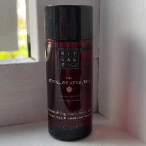 Rituals body oil  - Luktar super gott,provad en gång på handen, används inte därav säljer jag denna, 90/95% kvar 🩷❤️