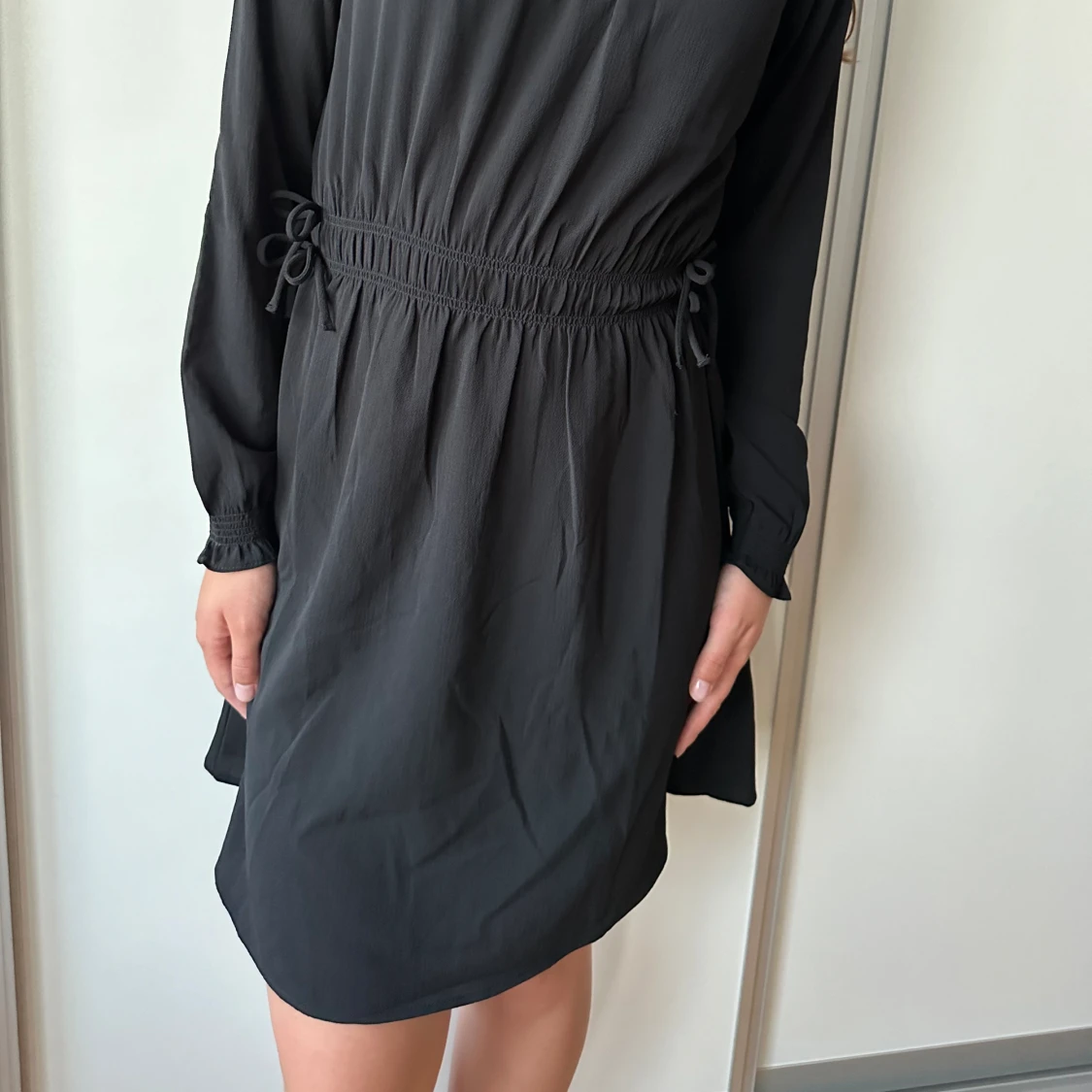 Svart långärmad klänning  - 90