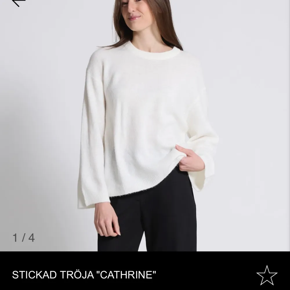 Säljer min vita stickade tröja från lager 157. Fint skick, använts få gånger därför jag säljer den. Slutsåld online. Stickat.