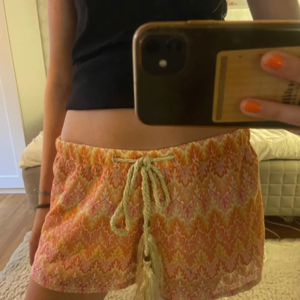 Supercoola missoni liknande lågmidjade shorts. Storlek one size, men skulle säga att de passar både dn xs, s och en m!. Shorts.