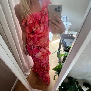 Lång sommarklänning  - Perfekt klänning till midsommar, one shoulder & går till fötterna🫶🏼 Helt oanvänd med prislapp kvar🌸 nypris 450kr, storlek 38 men passar mig som brukar bära 36/S