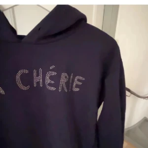 Hoodie  - Mörk blå hoddie från Gina Tricot med glitter text i storlek xs  (barn avdelningen men stor i storlek ) 🤍🥂lite glitter stenar saknas men ej många