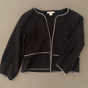 Tre kvartsärmad kofta  - Har ej kommit till användning super söt inget fel 