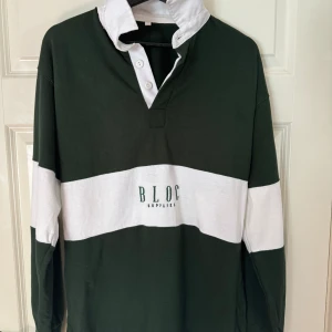 Secondhand oversized skjorta med krage - Vintage tröja köpt second hand med krage från block supplies. Köpt för ca 500kr. Använd typ 3 gånger.  Mörkgrön och vit