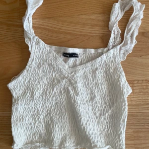 Topp - Vanlig vit topp från hm. Aldrig använd! För mer frågor skriv privat