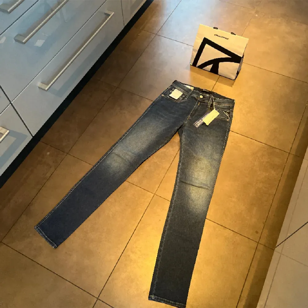 Hej, sĂ€ljer dessa riktigt feta och sprillans nya replay anbass | skick 10/10 helt nya | stolek 29/34 | slĂ€ng ivĂ€g ett dm för frĂ„gor! đŸđ. Farkut & Housut.