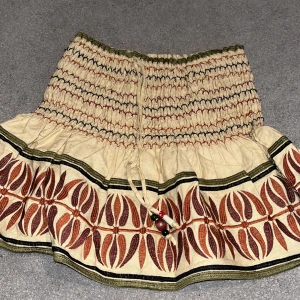 Zara kjol - Säljer min jätte fina kjol från zara, kjolen har shorts under, har använt en gång och är i jätte bra skick.💗💗