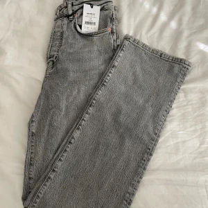 Ljusgråa jeans med rak passform - Jag säljer dessa nya ljusgråa jeans från Woodbird, storlek 28 längd 35. Nypris 899kr. 🤍 