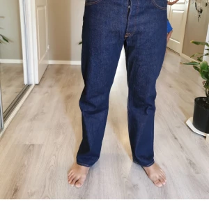 Levis 501 mörkblå - Hej, säljer ett par levis byxor i modellen 501 mörk blåa. Är helt nya och har aldrig använts. Storlek 33w/32 L. Kontakta mig för mer info. kan lösa fri frakt 