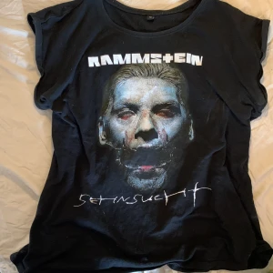 Rammstein T-shirt - Säljer den här för lite mindre än hälften av de den kosta då jag växt ur den och inte längre har användning av plagget.  Tröjan skulle jag säga är i nyskick och jag har inte hittat några skavanker. Har man frågor så går dom bra att ställa! ❤️