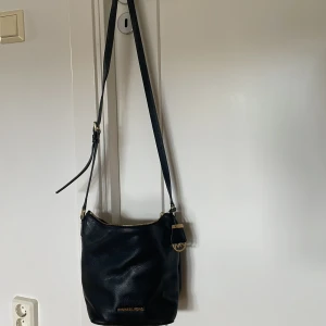 Michael kors väska  - Jag säljer en svart äkta Michael kors väska med guld detaljer💗
