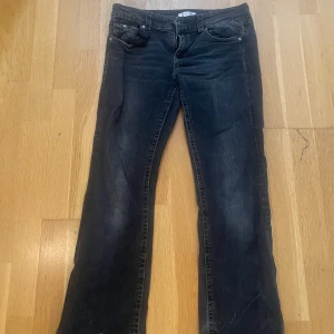 Gina Young jeans - Jätte fina Gina Tricot jeans i bra skick! Dem har dock ett litet hål längst ner på benet som jag inte skulle säga syns när man har på dem, men bild finns där uppe! Storlek 170 men skulle säga att de motsvarar S!❤️