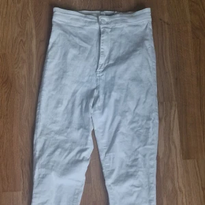 Vita skinny jeans - Vita MYCKET stretchiga skinny jeans från Topshop. Sparsamt använda. Knapp och dragkedja fram, 2 fickor bak. W26 L34. För referens är jag 170 cm lång och har oftast strl 38/40. Modell: Topshop Moto Joni. Katt i hemmet.