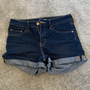 Jeans shorts - Mörkblåa jeans shorts från H&M. Använda några gånger men fortfarande väldigt fint skick. säljs för att det är för små. Stl 34