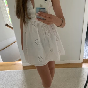 Vit sommar klänning  - Säljer denna superfina klänningen, använd endast två gånger så är i väldigt bra skick. Köpt från Only och är i stl xs🤍🤍