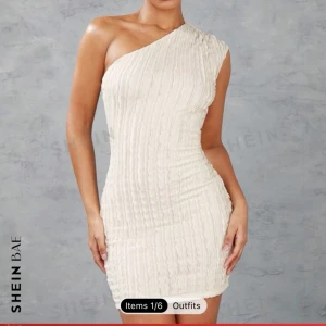 Klänning  - Hej, säljer också denna klänningen som är från shein i nytt skick. Säljer då den inte var min typ av klänning. Jag använts 2 gånger. Övriga frågor? Skriv gärna.😊