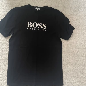 Hugo boss T-shirt  - Säljer en T-shirt från Hugo boss  Väldigt bra skick använd ett fåtal gånger 