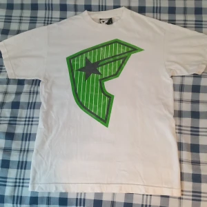 Killer Distrubution - Säljer en killer distrubution t-shirt från min bror. Den är använd ett par gånger men den är som ny skick. Storlek: M.