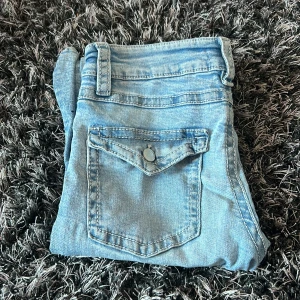 Jeans  - Jag säljer dessa skit snygga jeans från Gina som tyvärr är för stora.