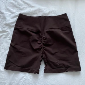 Träningsshorts - Från Astani Wear. Storlek L. Tunna & stretchiga, skönt material som andas. Sparsamt använda & i mycket bra skick! Passar M-L.