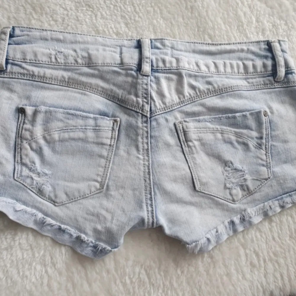 Säljer dessa super-lågmidjade shortsen som inte kommer till någon användning. Skriv privat för frågor💕. Shorts.
