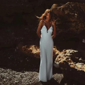 Vit zara klänning  - Säljer denna supersnygga klänning från zara då jag inte gillade hur den satt på mig. Lappar är kvar och den är helt oanvänd förutom då jag testade den. 🌸