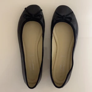 Ballerinaskor - super söta ballerinaskor🖤🖤använda två gånger, inga defekter! 