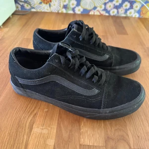 Vans i mocka - Svarta mocka skor av märket Vans. Mycket fint skick. Obetydligt använda.
