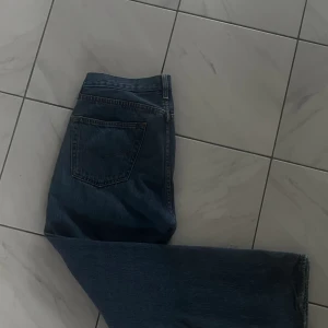 Levis 501 jeans  - Säljer dessa as snygga Levis 501. Ej använt så mycket. Skick 8/10. Passformen är regular och sitter väldigt fint på. 