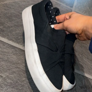 Skor - Nästan aldrig använda, nästan helt nya skor ifrån anna field. Hör av er för frågor, pris och mått!😊