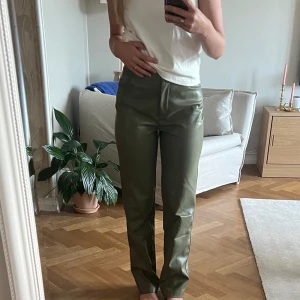 Gröna skinnbyxor - Säljer dessa gröna skinnbyxor från NAKD då de inte kommer till användning längre (har matchande korsetten till)