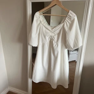 Vit klänning - Säljer denna fina klänning då den ej kommer till användning 