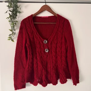 Stickad kofta - Gullig, unik mörkröd kofta Älskar den väldigt mycket men har inte plats för den:(