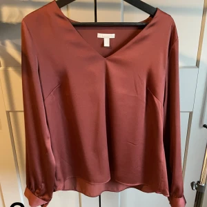 Vinröd blus  - Blus från HM. Gott skick. 