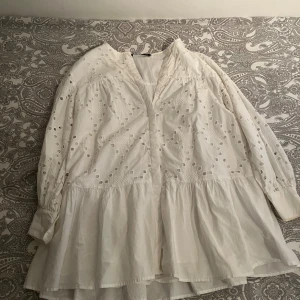 Zara klänning  - En vit zara klänning, knappast använd 