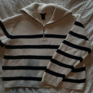 Stickad tröja  - Sicka medelande om du undrar om mått eller prisförändring!❣️Tröjan är i mycket bra sick och har inte kommit till andvändning på ett bra tag nu.😊